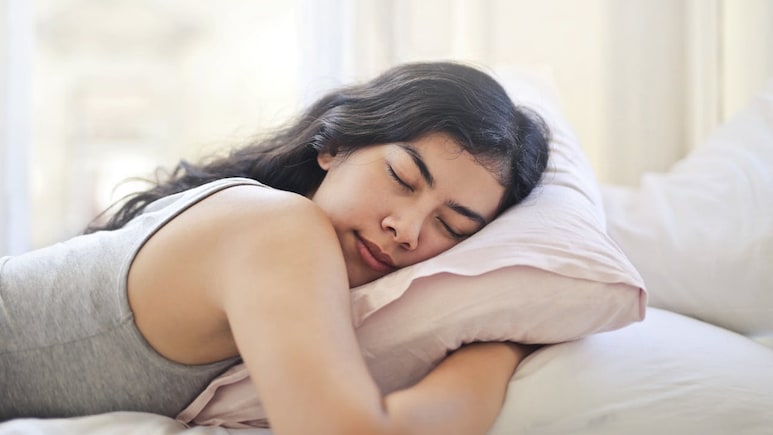 Forget Melatonin Supplements, These Bedroom Light Hacks May Get You Deeper Sleep