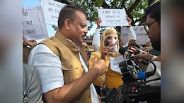 MP विधानसभा में 'बंदर लीला': कांग्रेस विधायक उस्तरा लेकर पहुंचे, बोले- सरकार चला रही हर वर्ग पर 'कटार'