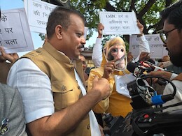 MP विधानसभा में 'बंदर लीला': कांग्रेस विधायक उस्तरा लेकर पहुंचे, बोले- सरकार चला रही हर वर्ग पर 'कटार'