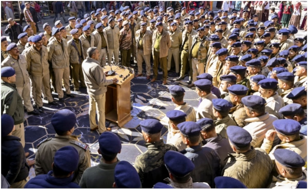 शिमला में पुलिसकर्मियों को ब्रीफ करते SSP संजीव गांधी की तस्वीर.