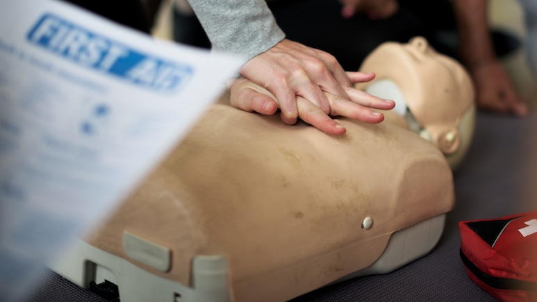 Doctor Shares 5-Step Health Emergency Plan That Could Save Lives At New Year Parties