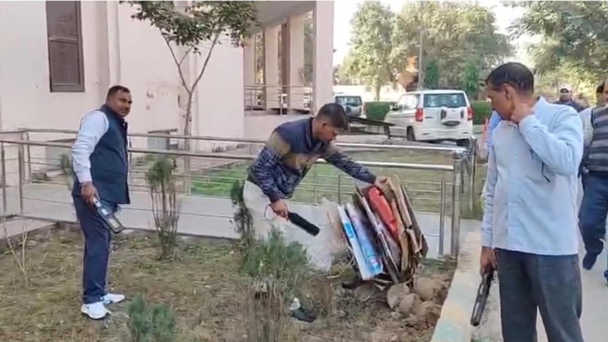 सुरक्षाकर्मियों ने इमारत के चप्पे-चप्पे की जांच की सुरक्षाकर्मियों ने इमारत के चप्पे-चप्पे की जांच की