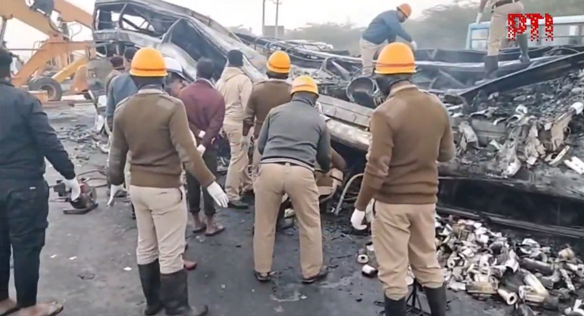 लोग चिल्ला रहे थे, दरवाजा नहीं खुल रहा था, कर्नाटक बस हादसे में बचे यात्री ने सुनाई खौफनाक आपबीती