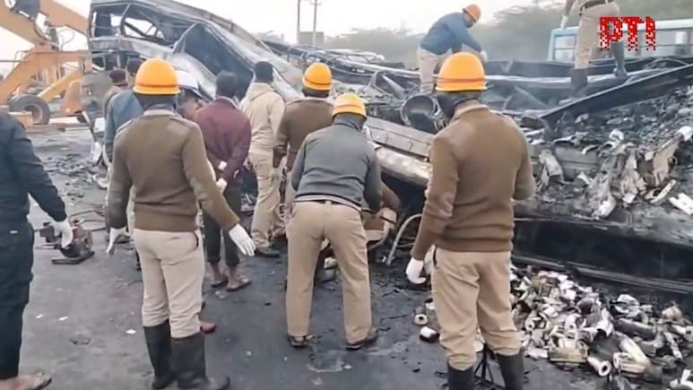 लोग चिल्ला रहे थे, दरवाजा नहीं खुल रहा था, कर्नाटक बस हादसे में बचे यात्री ने सुनाई खौफनाक आपबीती