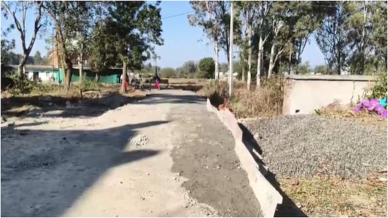 आदिवासी बालक छात्रावास के लिए 10 लाख में बनी सीसी रोड कुछ ही दिनों में उखड़ी, भ्रष्टाचार का खुला खेल