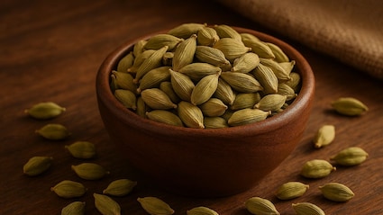 6 Reasons To Chew Cardamom After Meals For Better Digestion