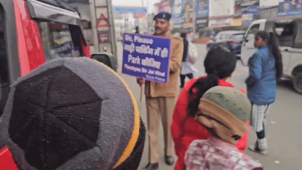 हाथ में बैनर, चेहरे पर विनम्रता, क्या काम आएगा सड़क से जाम हटवाने का पुलिस का ये तरीका?