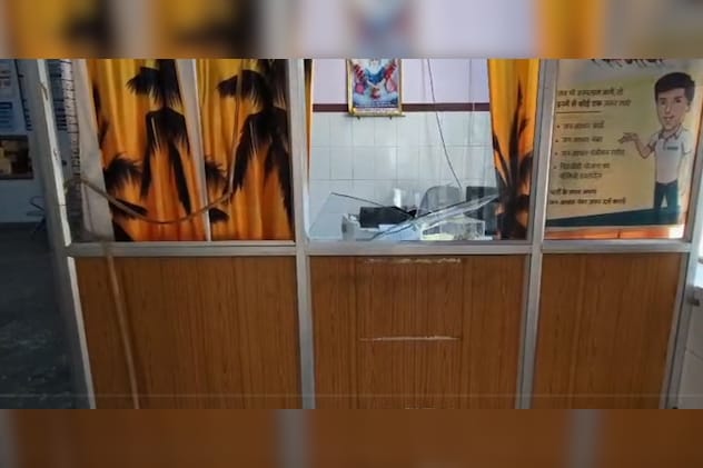 अस्पताल के बाहर जुटी गुस्साई भीड़ ने जमकर हंगामा किया