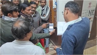 MP News: कलेक्टर से किसान ने कहा- 'साहब, मैं जीवित हूं... कहिए तो मरकर दिखाऊं'; जानें मामला