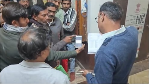 MP News: कलेक्टर से किसान ने कहा- &ldquo;साहब, मैं जीवित हूं... कहिए तो मरकर दिखाऊं&rdquo;; जानें मामला &nbsp;