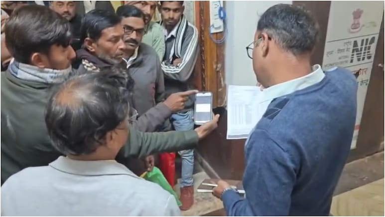 MP News: कलेक्टर से किसान ने कहा- &ldquo;साहब, मैं जीवित हूं... कहिए तो मरकर दिखाऊं&rdquo;; जानें मामला &nbsp;