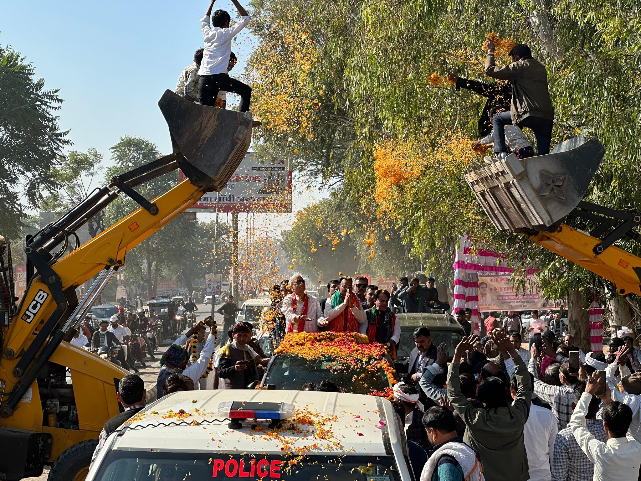 किरोड़ी लाल और प्रेम चंद बैरवा का JCB से फूल बरसाकर स्वागत किरोड़ी लाल और प्रेम चंद बैरवा का JCB से फूल बरसाकर स्वागत