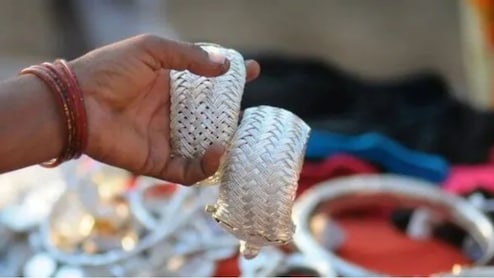 Silver Prices Crash: चांदी में बड़ी गिरावट, 1 घंटे में 21,500 रुपये गिरी कीमतें, रिकॉर्ड ऊंचाई से औंधे मुंह गिरा भाव