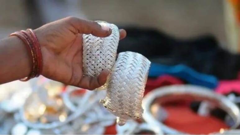 Silver Prices Crash: चांदी में बड़ी गिरावट, 1 घंटे में 21,500 रुपये गिरी कीमतें, रिकॉर्ड ऊंचाई से औंधे मुंह गिरा भाव