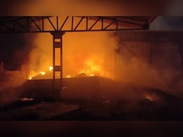 दुर्ग में इलेक्ट्रिक लोको शेड में लगी भीषण आग, दमकल की 4 गाड़ियां मौके पर पहुंची