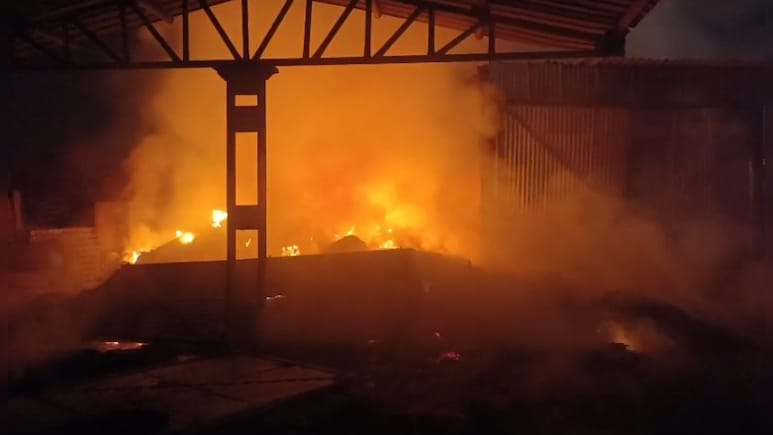 दुर्ग में इलेक्ट्रिक लोको शेड में लगी भीषण आग, दमकल की 4 गाड़ियां मौके पर पहुंची