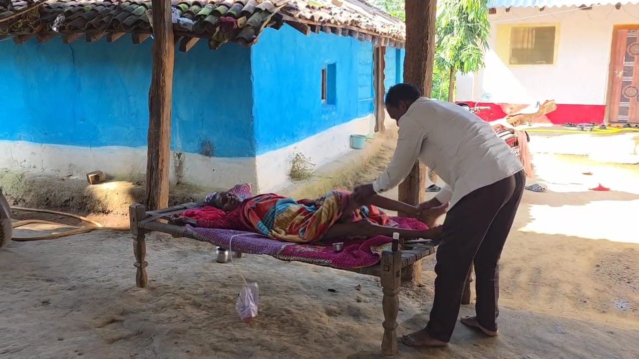 कवर्धा ज़िले के समलू मरकाम घर पर खुद ही करते हैं पत्नी की देखभाल. उनकी पत्नी अब चलने-फिरने में भी असमर्थ हैं.