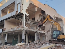 अशोकनगर में सट्टा किंग आजाद खान का आलीशान होटल जमींदोज, 5 घंटे तक चले 2 बुलडोजर