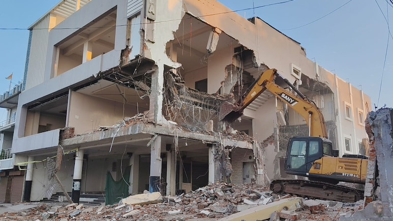 अशोकनगर में सट्टा किंग आजाद खान का आलीशान होटल जमींदोज, 5 घंटे तक चले 2 बुलडोजर