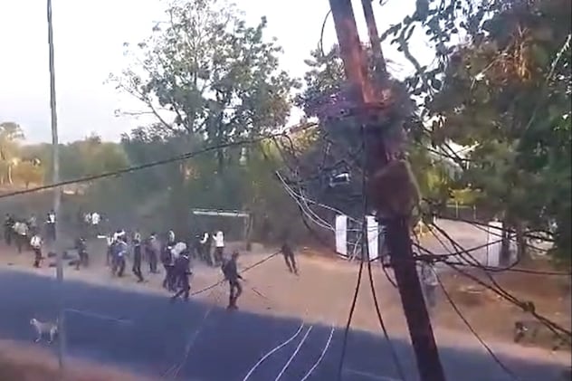 Video Viral: टीकमगढ़ में रणक्षेत्र बना कृषि कॉलेज, छात्रों के दो गुटों में हाइवे किनारे जमकर चले लात-घूंसे