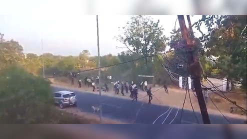 Video Viral: टीकमगढ़ में रणक्षेत्र बना कृषि कॉलेज, छात्रों के दो गुटों में हाइवे किनारे जमकर चले लात-घूंसे