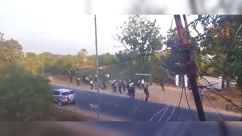 Video Viral: टीकमगढ़ में रणक्षेत्र बना कृषि कॉलेज, छात्रों के दो गुटों में हाइवे किनारे जमकर चले लात-घूंसे