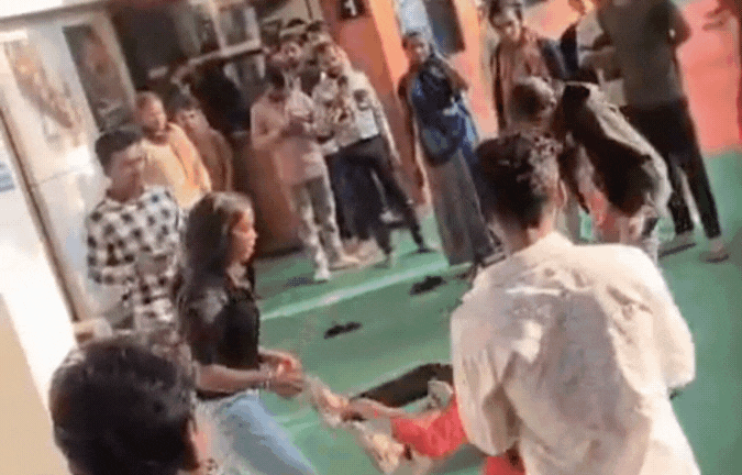मल्टीप्लेक्स के बाहर 'धुरंधर' बनीं लड़कियां; एक-दूसरे पर चलाए लात-घूंसे, बाल पकड़कर घसीटा