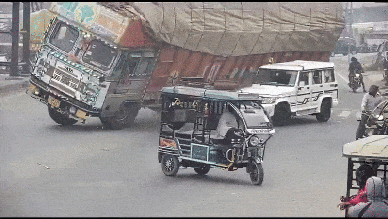 बोलेरो वाले की चूक, 5 सेकंड का खेल, रामपुर में हो गया दर्दनाक हादसा, देखें दिल दहलाने वाला VIDEO