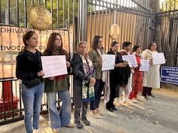 Unnao Rape Case: कुलदीप सेंगर को मिली बेल तो भड़क उठीं महिलाएं, दिल्ली हाईकोर्ट के बाहर किया विरोध प्रदर्शन