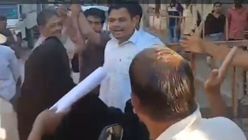 Kalyan News : एका घरासाठी 'फिल्मी' राडा! KDMC मुख्यालयाच्या गेटवर ठेकेदार-लाभार्थी भिडले; पाहा काय घडले...