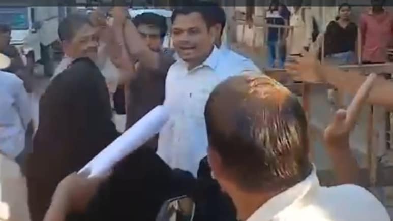 Kalyan News : एका घरासाठी 'फिल्मी' राडा! KDMC मुख्यालयाच्या गेटवर ठेकेदार-लाभार्थी भिडले; पाहा काय घडले...