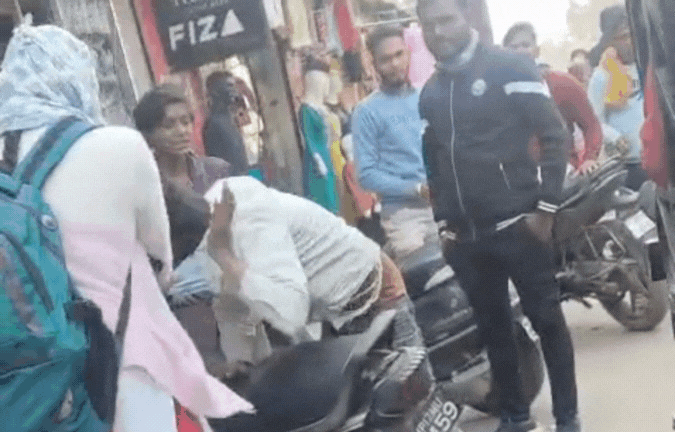 चप्पल से मनचले की पिटाई का VIDEO! युवती से कर रहा था छेड़छाड़; बीच सड़क पर उतर गया 'भूत'