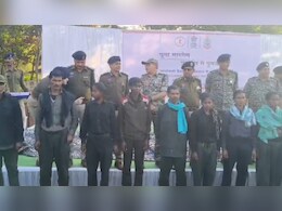 1 करोड़ के इनामी कमांडर रामधेर समेत 12 नक्सलियों का सरेंडर, AK-47 और इंसास राइफल सहित हथियार डाले