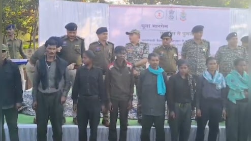 1 करोड़ के इनामी कमांडर रामधेर समेत 12 नक्सलियों का सरेंडर, AK-47 और इंसास राइफल सहित हथियार डाले