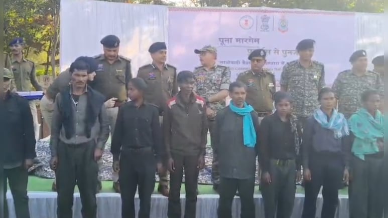 1 करोड़ के इनामी कमांडर रामधेर समेत 12 नक्सलियों का सरेंडर, AK-47 और इंसास राइफल सहित हथियार डाले