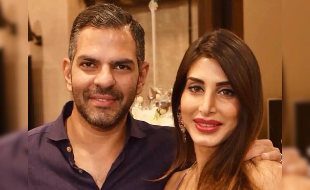 प्रिया कपूर ने बताया कहां से अकाउंट में आए 60 करोड़ रुपए ! जानें कितनी थी संजय कपूर की महीने की सैलरी