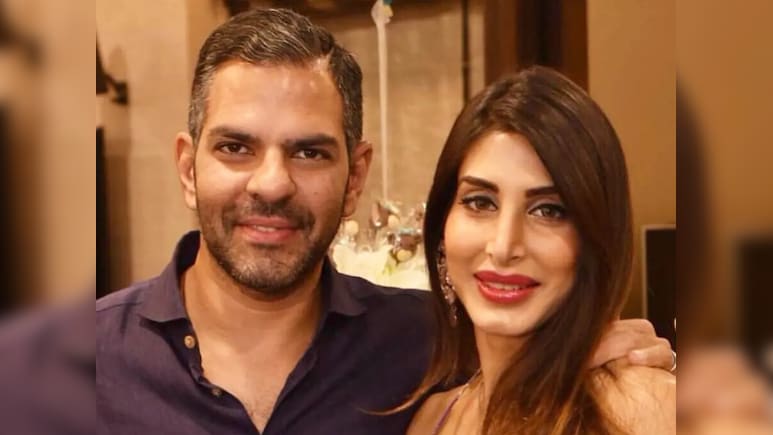 प्रिया कपूर ने बताया कहां से अकाउंट में आए 60 करोड़ रुपए ! जानें कितनी थी संजय कपूर की महीने की सैलरी