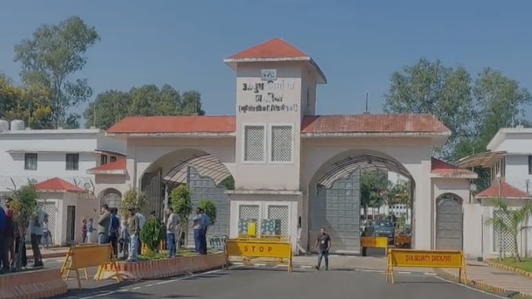 'जबलपुर आयुध फैक्&zwj;ट्री को बम से उड़ाने की धमकी', तमिलनाडु से आए ई-मेल पर 4 घंटे तक मचा रहा हड़कंप, फिर बताया मॉक ड्रिल