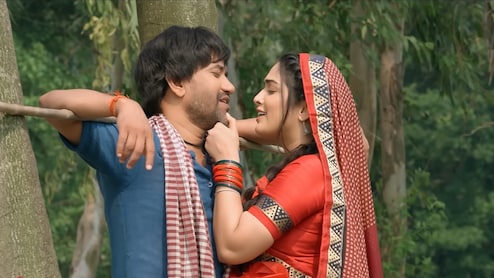 मरून कलर सड़िया: भोजपुरी गाने ने यूट्यूब पर उड़ाया गरदा, आम्रपाली-निरहुआ की केमेस्ट्री 300 करोड़ के पार