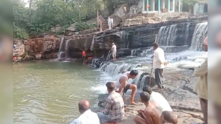 नरहरा वॉटरफॉल में मौत! रायपुर से घूमने आया युवक खाई में गिरा, 21 घंटे बाद शव बरामद