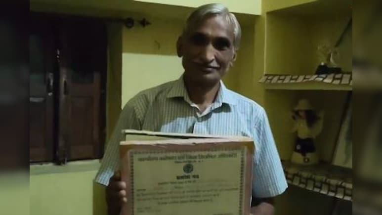 12 ट्रांसफर के बाद भी नहीं मानी हार, स्कूल की जमीन से कब्जा हटवाने वाले ईमानदार टीचर की कहानी