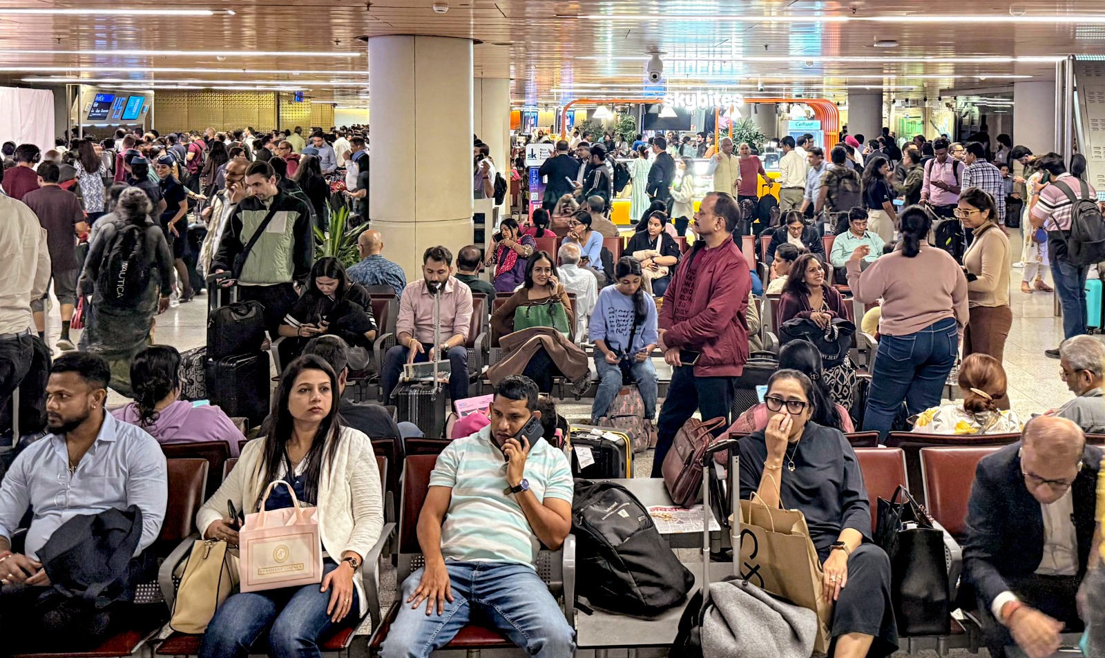 5 शहर, 400 फ्लाइट, 12 घंटों तक इंतजार, आखिर कौन सी आफत आई जो आसमान में उड़ते विमान जमीन पर खड़े