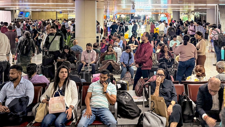 5 शहर, 400 फ्लाइट, 12 घंटों तक इंतजार, आखिर कौन सी आफत आई जो आसमान में उड़ते विमान जमीन पर खड़े