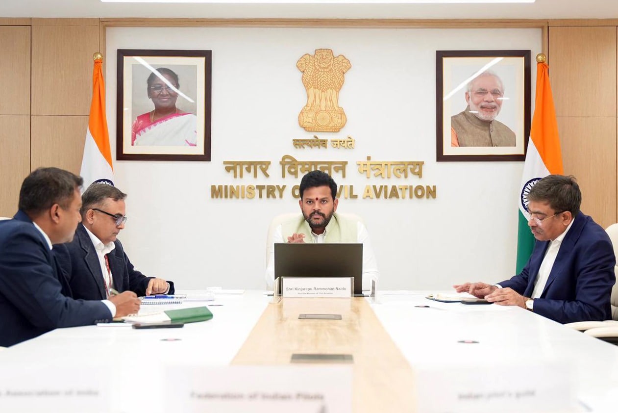 नागर विमानन मंत्रालय के अधिकारियों के साथ मंत्री. नागर विमानन मंत्रालय के अधिकारियों के साथ मंत्री.