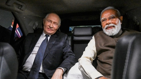 पुतिन कार डिप्लोमेसी दुनिया में है फेमस, तस्वीरों में देखिए 1999 से अब तक का अंदाज