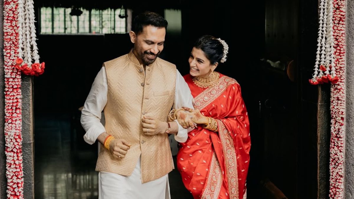 What Samantha And Raj Nidimoru Wore To Their Temple Wedding In Coimbatore