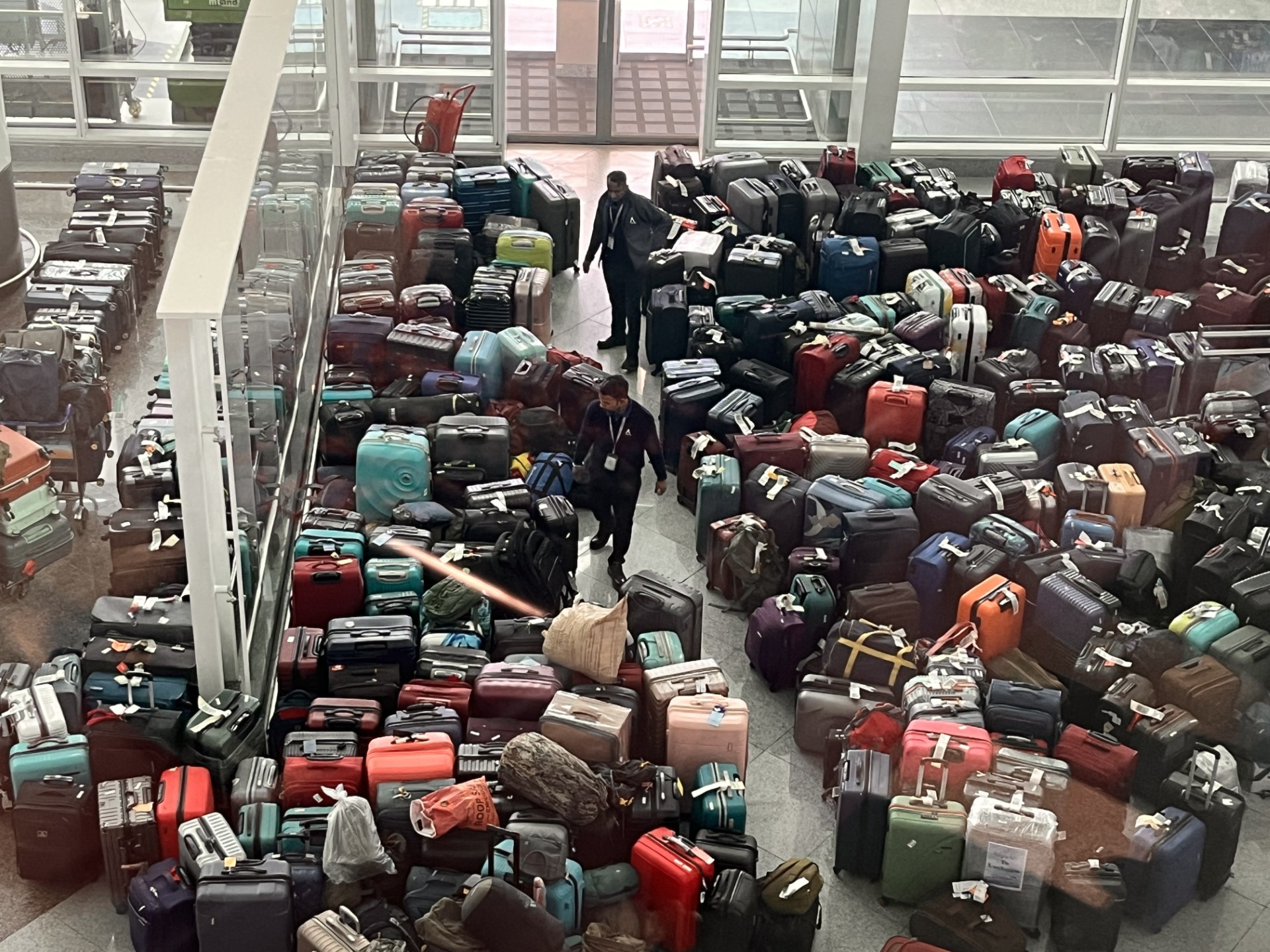 Ground Report: अफरा-तफरी कम लेकिन मुश्किलें बरकरार... दिल्ली एयरपोर्ट पर आज कुछ ऐसा दिखा नजारा