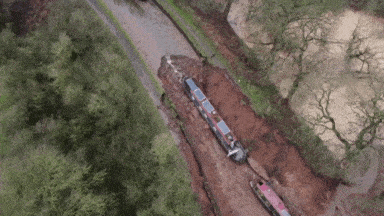 पाताललोक में समा गई नहर! लहरों में गुजर रही थीं नावें, अचानक सूख गई नहर, हैरान कर देगा ये Video