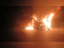 चलती लग्ज़री मर्सिडीज बनी आग का गोला, परिवार के लोगों ने कूदकर बचाई जान, NH-30 पर मचा हड़कंप