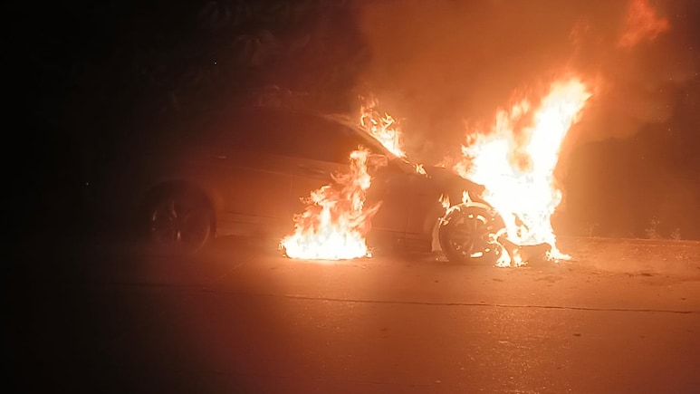 चलती लग्ज़री मर्सिडीज बनी आग का गोला, परिवार के लोगों ने कूदकर बचाई जान, NH-30 पर मचा हड़कंप